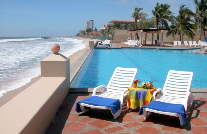 Cmodos camastros frente al mar